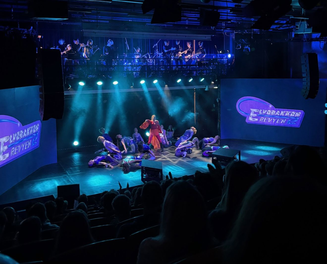 en gruppe mennesker på en scene en gruppe mennesker på en scene