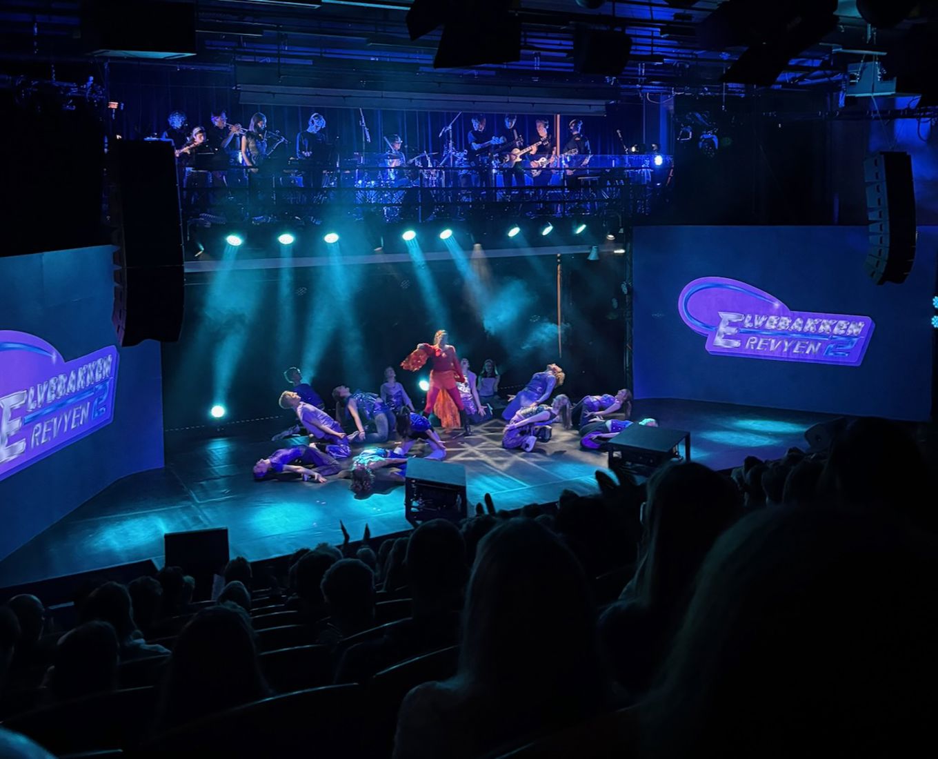 en gruppe mennesker på en scene en gruppe mennesker på en scene