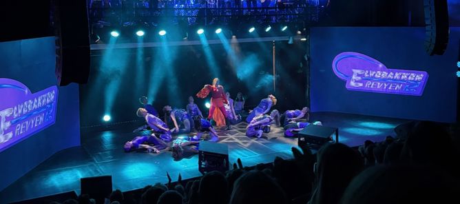 en gruppe mennesker på en scene en gruppe mennesker på en scene