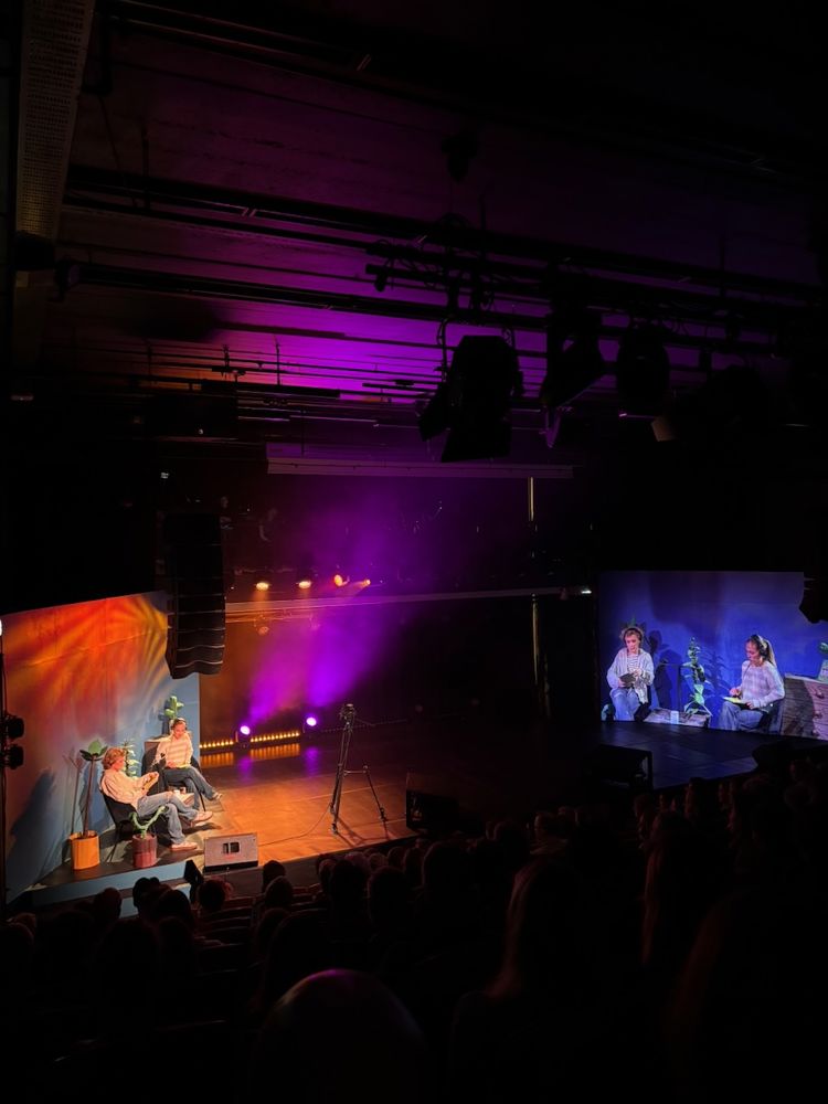 en gruppe mennesker på en scene