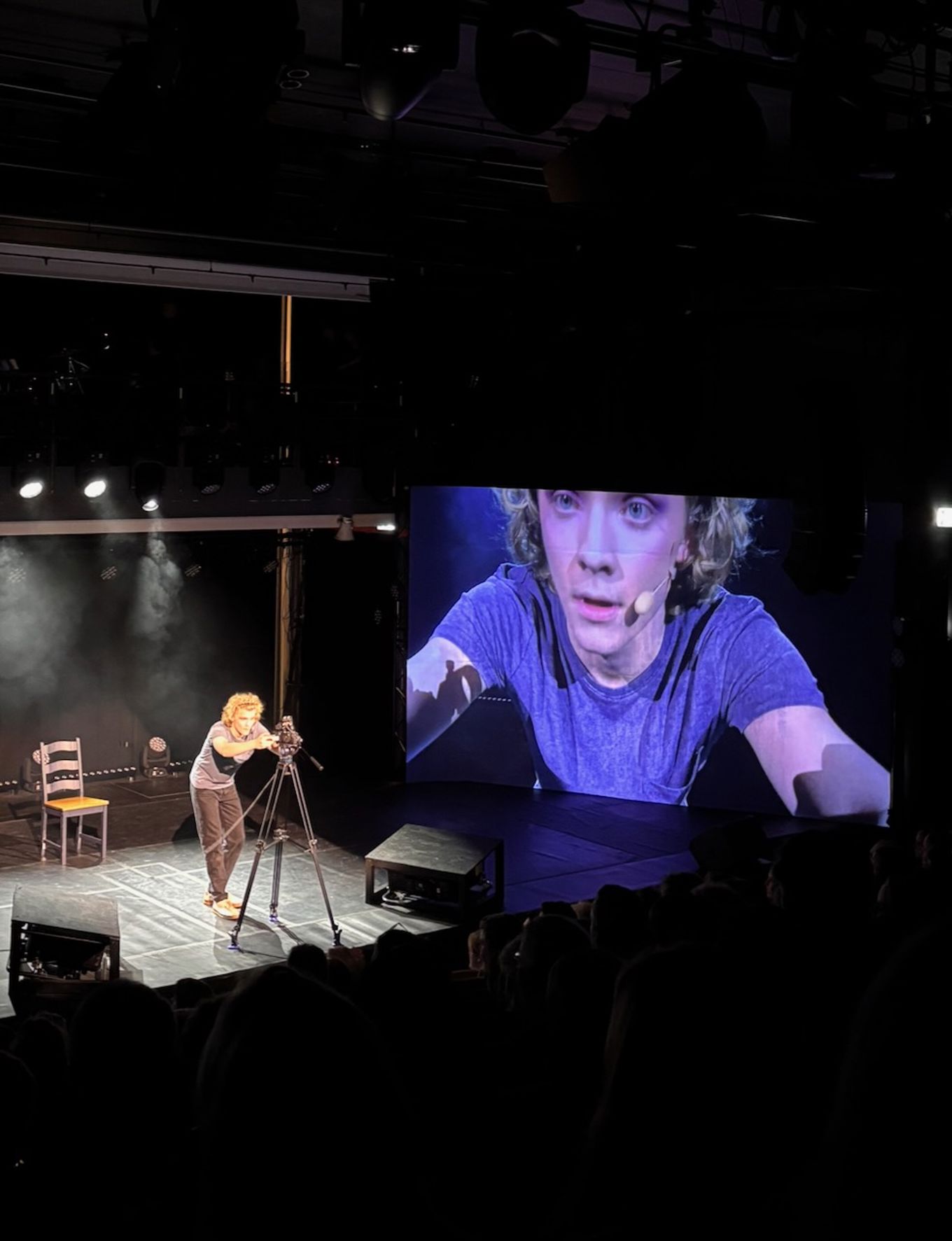 En person på scenen med mikrofon En person på scenen med mikrofon