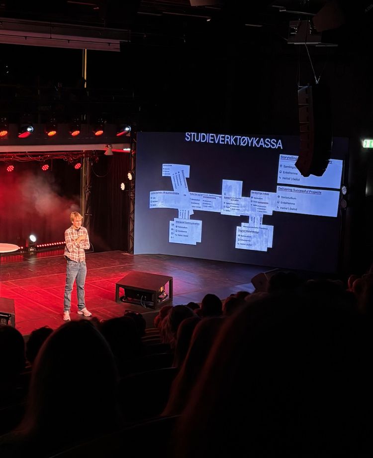 en person som står på en scene