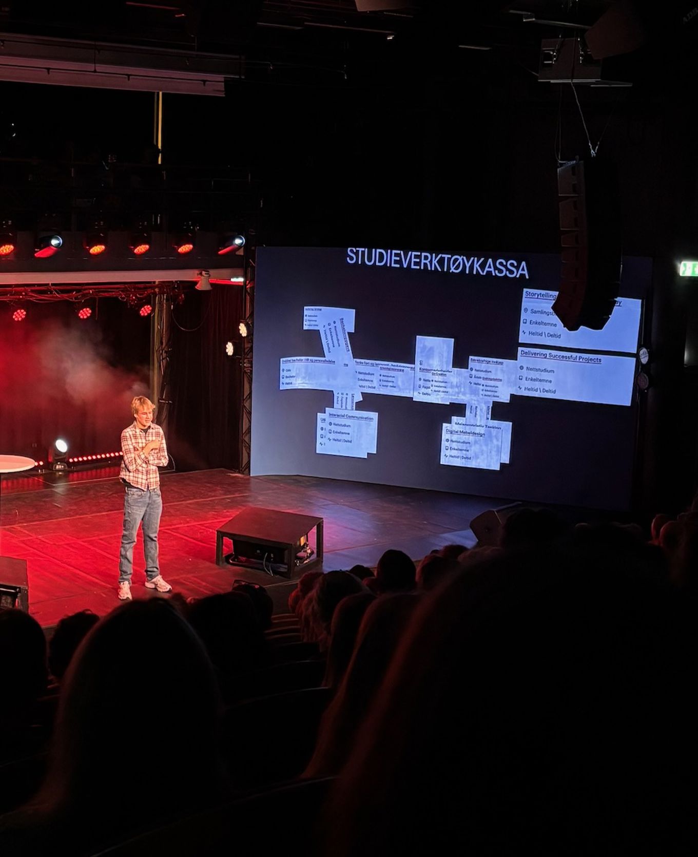 en person som står på en scene en person som står på en scene