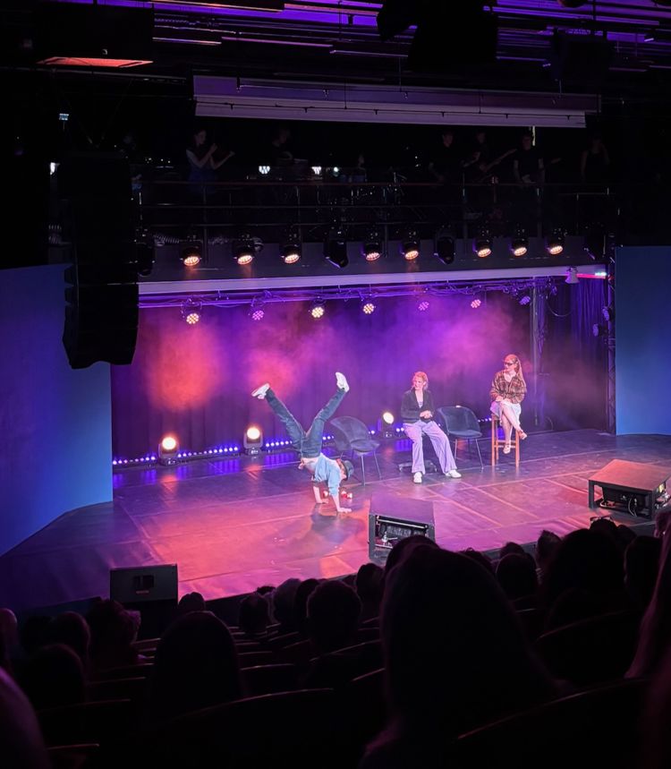 en gruppe mennesker på en scene