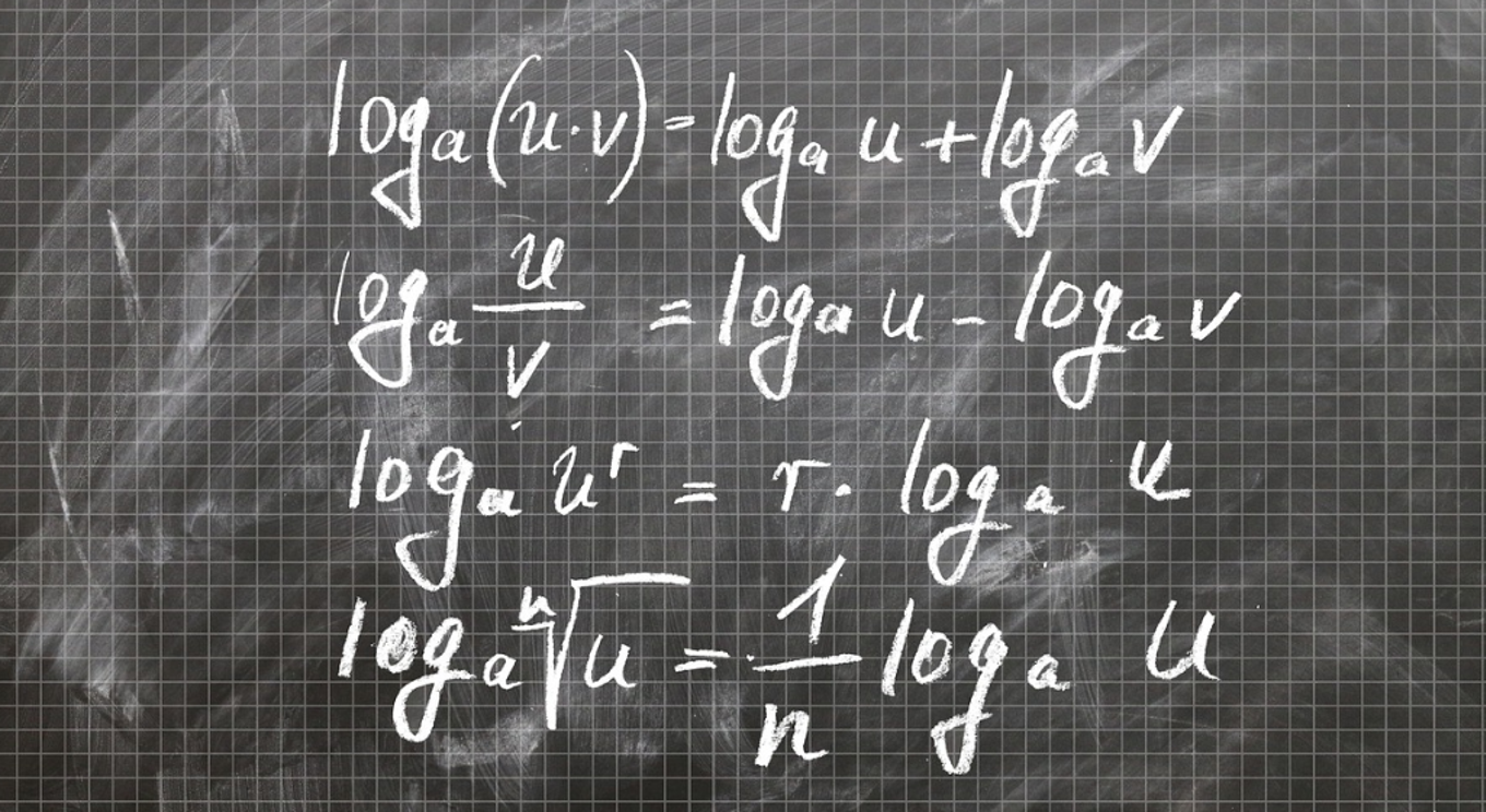 En tavle med hvit skrift