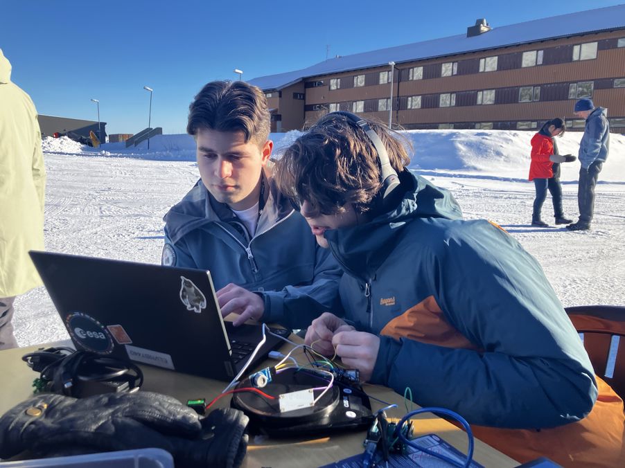 et par personer som ser på en bærbar datamaskin