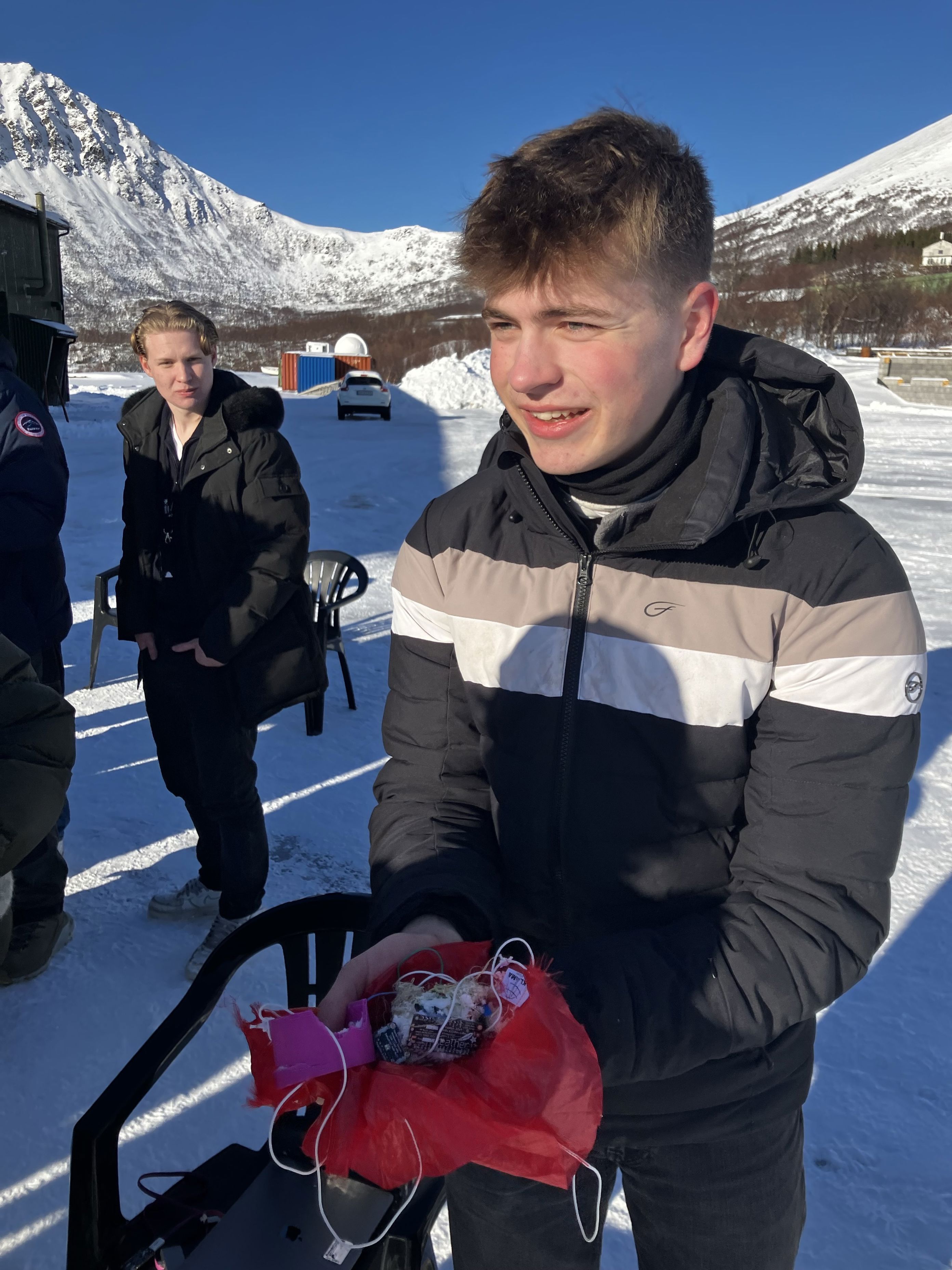 Foto: Foto: Jack Bonsak en person som holder en baby i en barnevogn i snøen