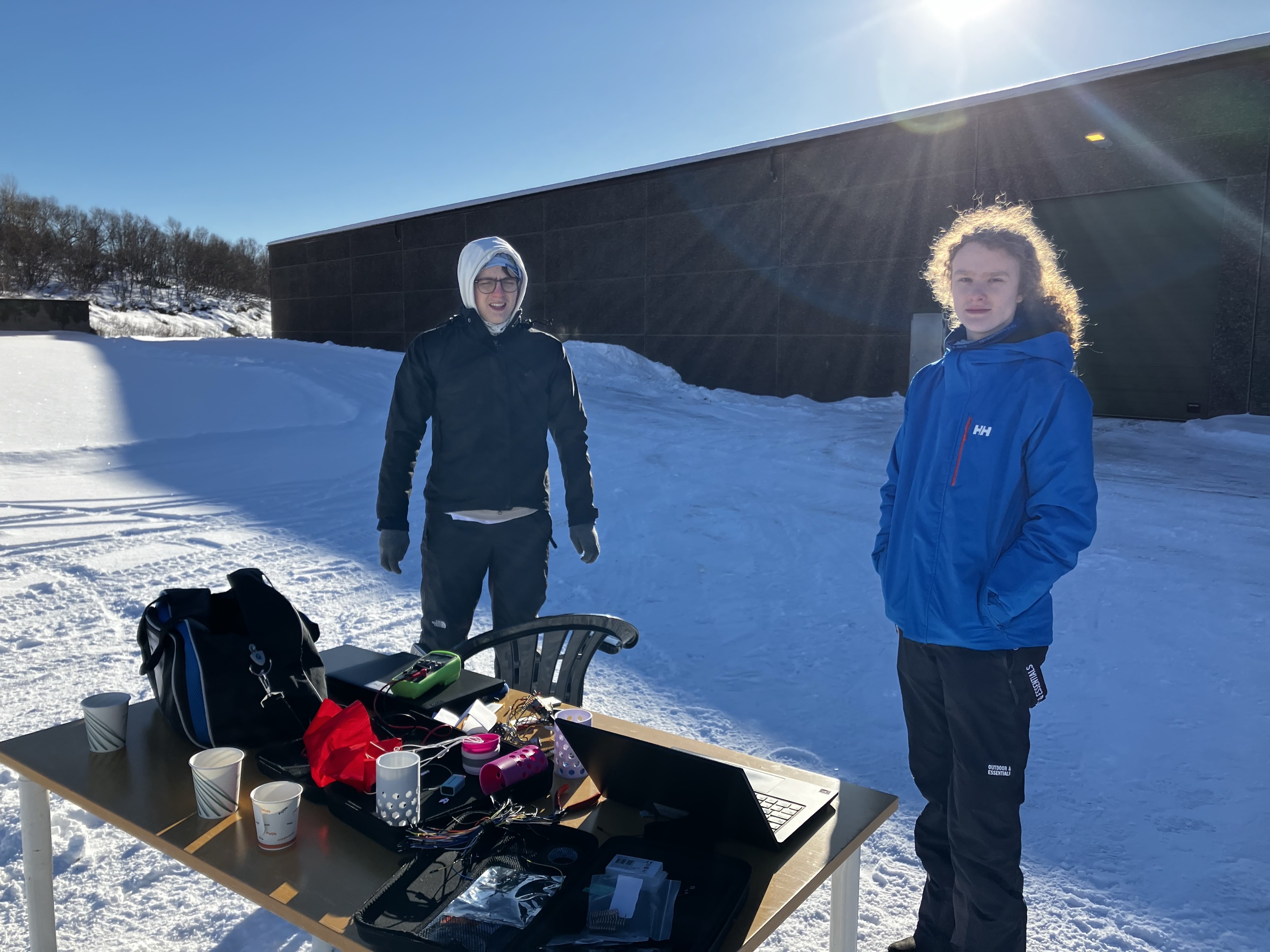 Foto: Jack Bonsak et par personer som står ved siden av et bord med bagasje på