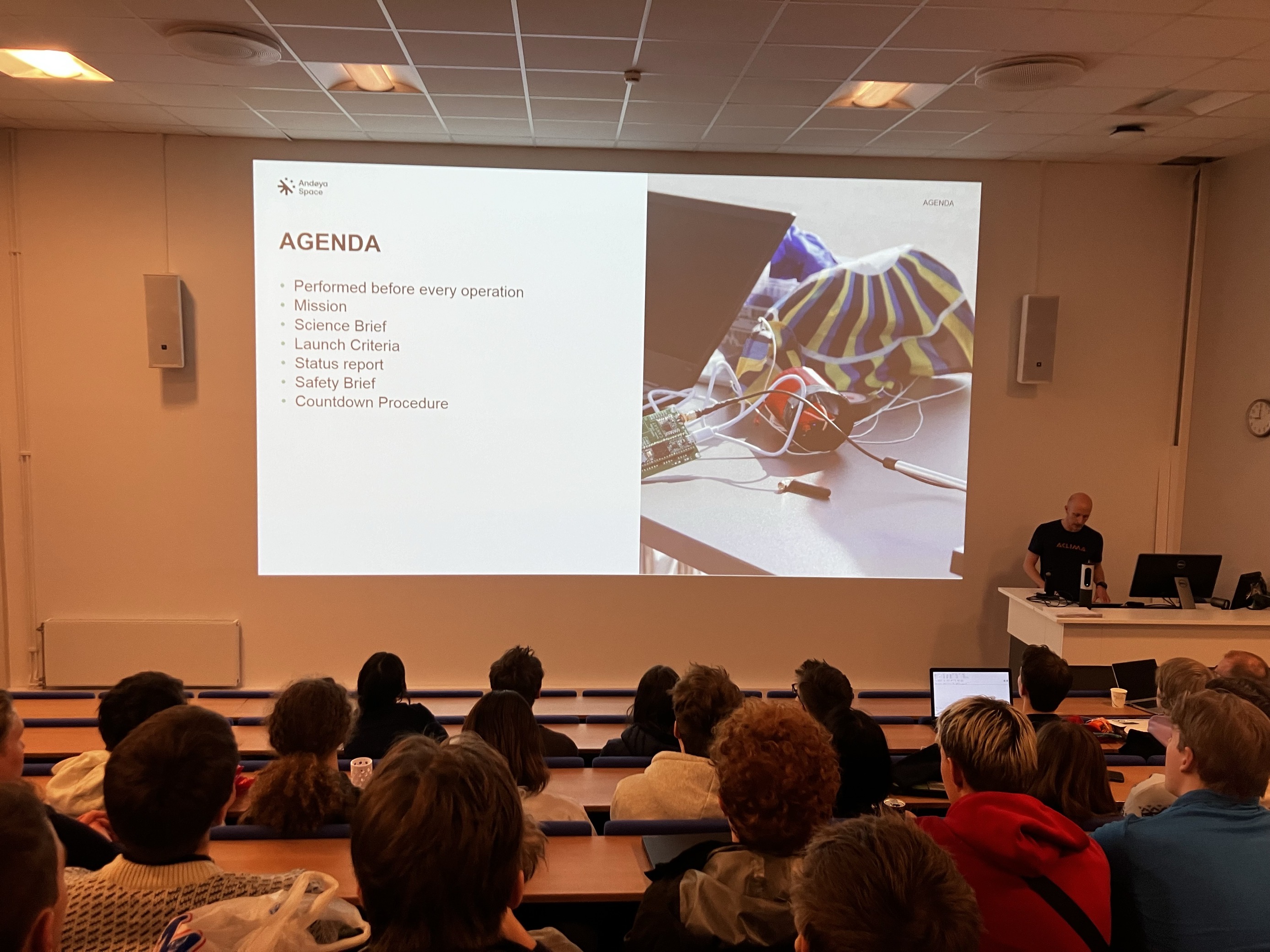 en person som holder en presentasjon for et publikum