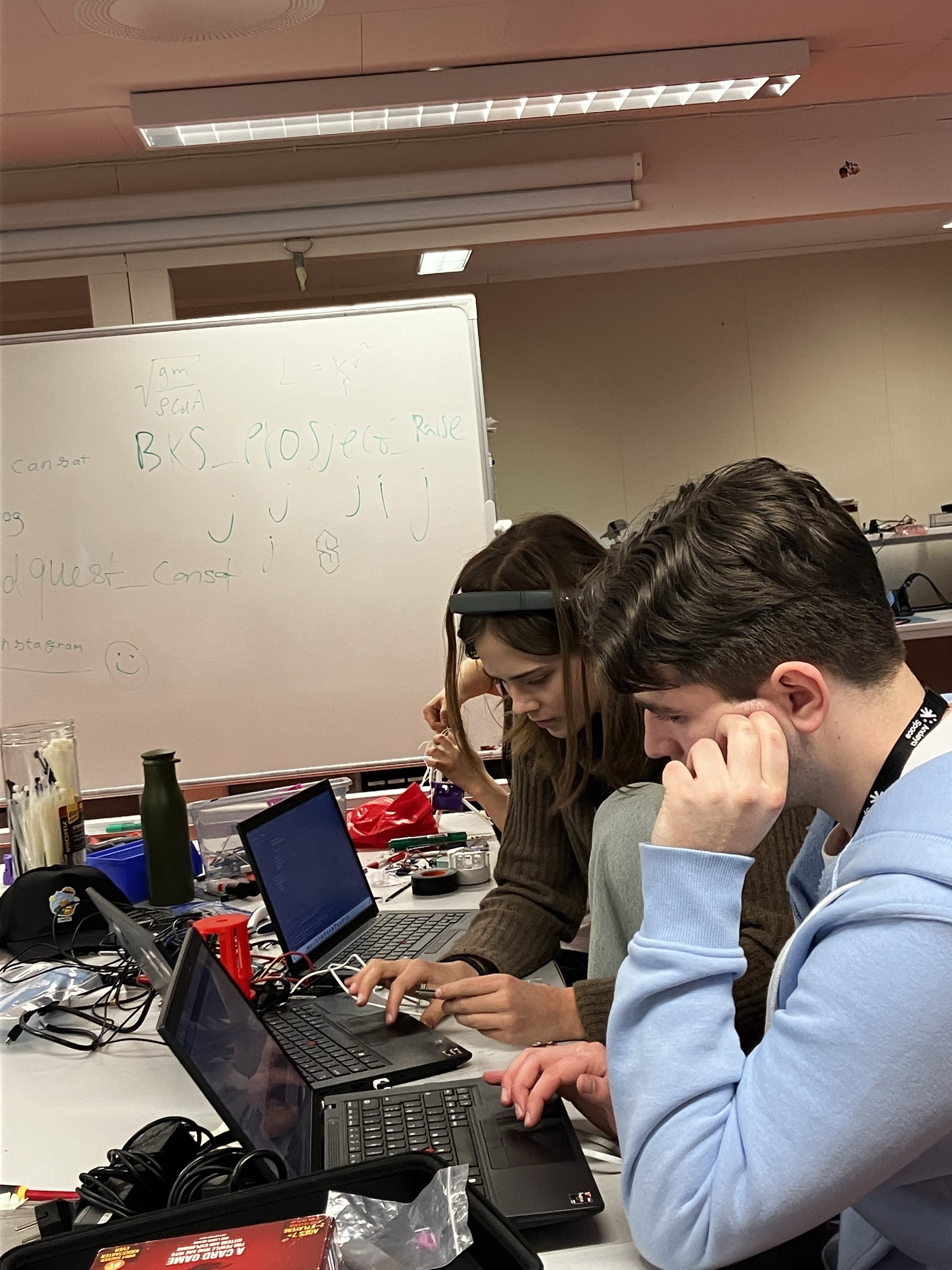 en person og en person som bruker bærbare datamaskiner