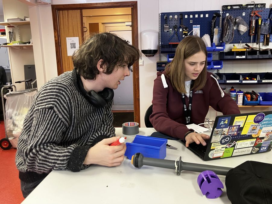 en person og en person som ser på en bok