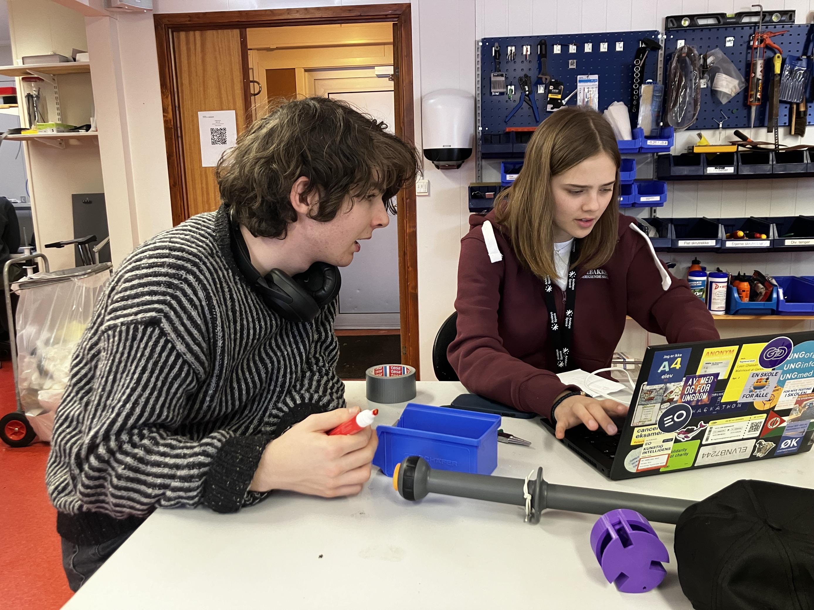 Foto: Jack Bonsak en person og en person som ser på en bok