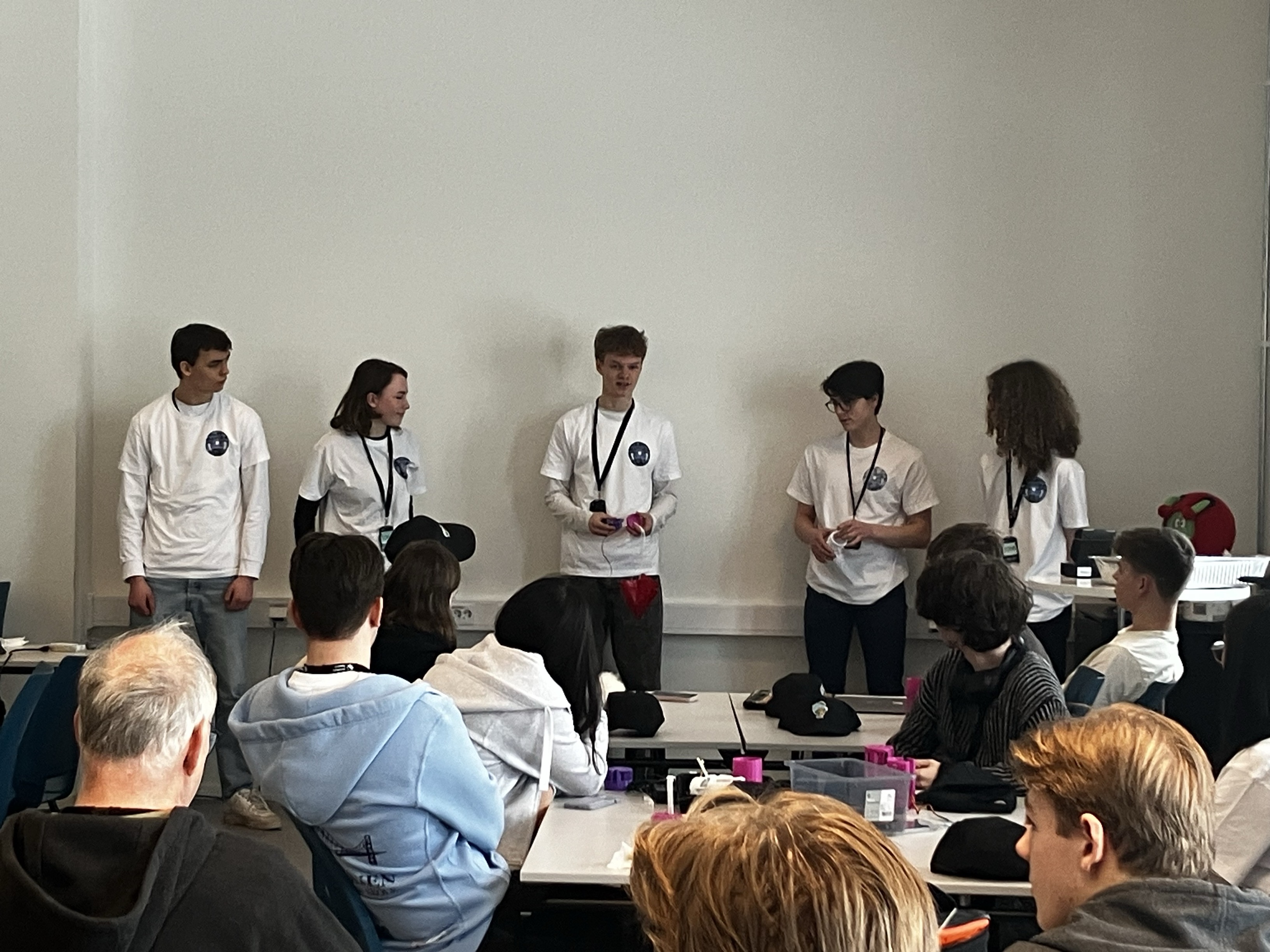 en gruppe personer i et rom