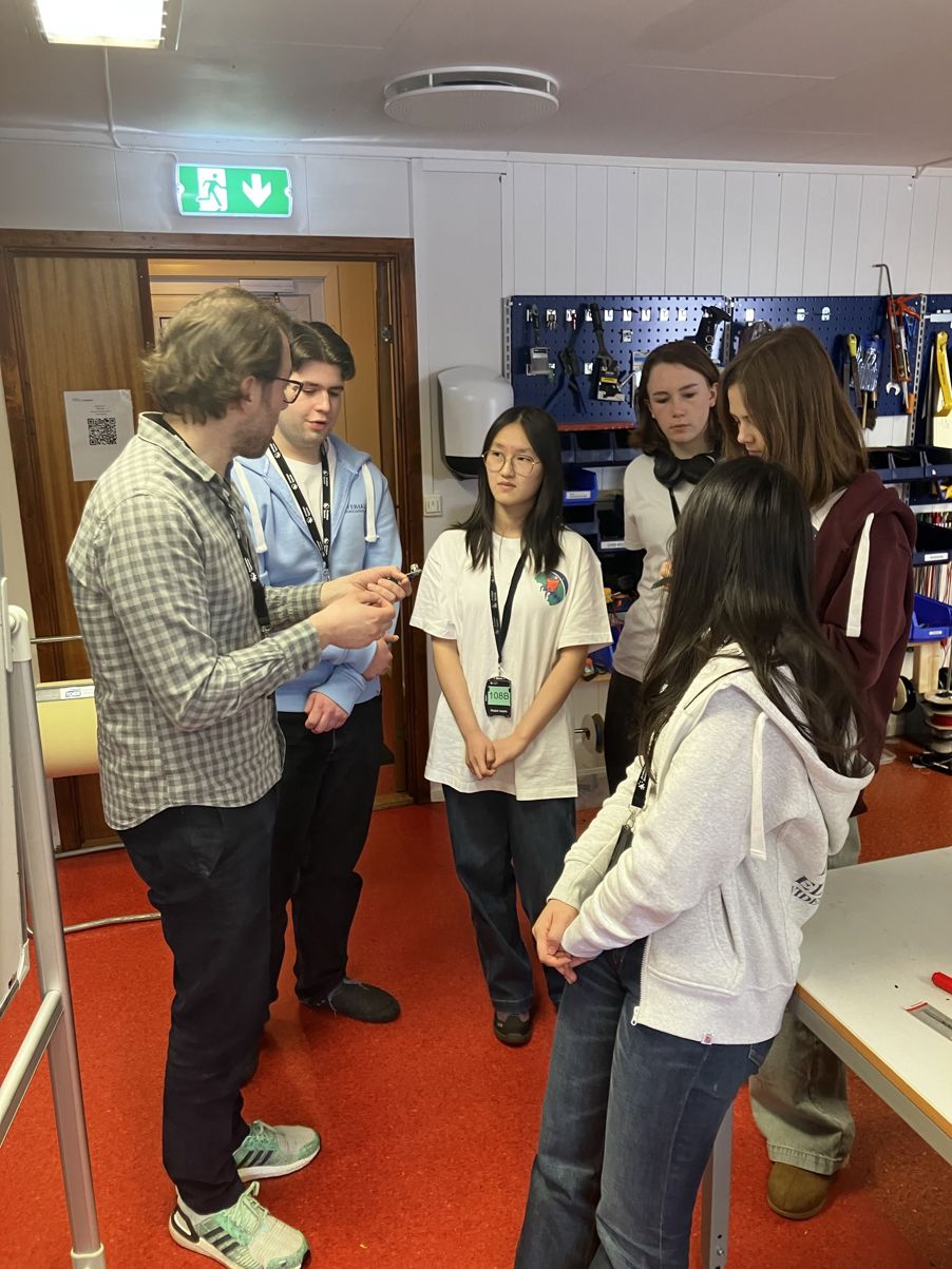 en gruppe mennesker som står i et rom