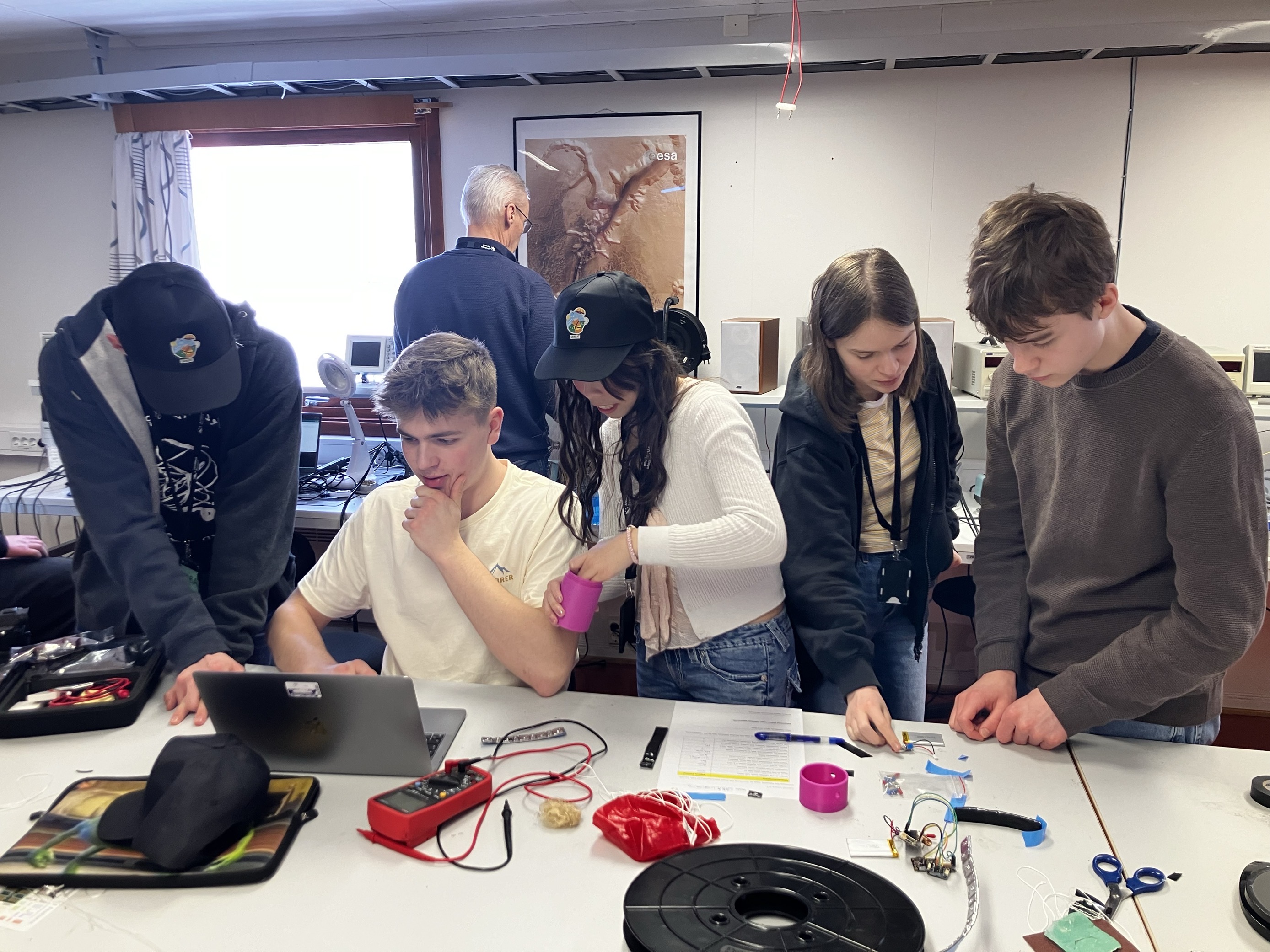 Foto: Jack Bonsak en gruppe personer i et rom