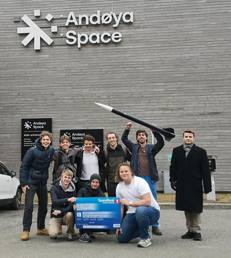 en gruppe mennesker som poserer for et bilde