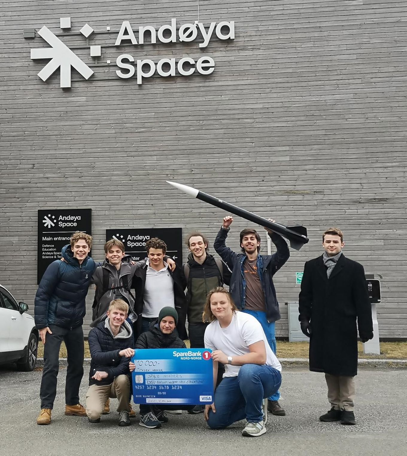 en gruppe mennesker som poserer for et bilde en gruppe mennesker som poserer for et bilde