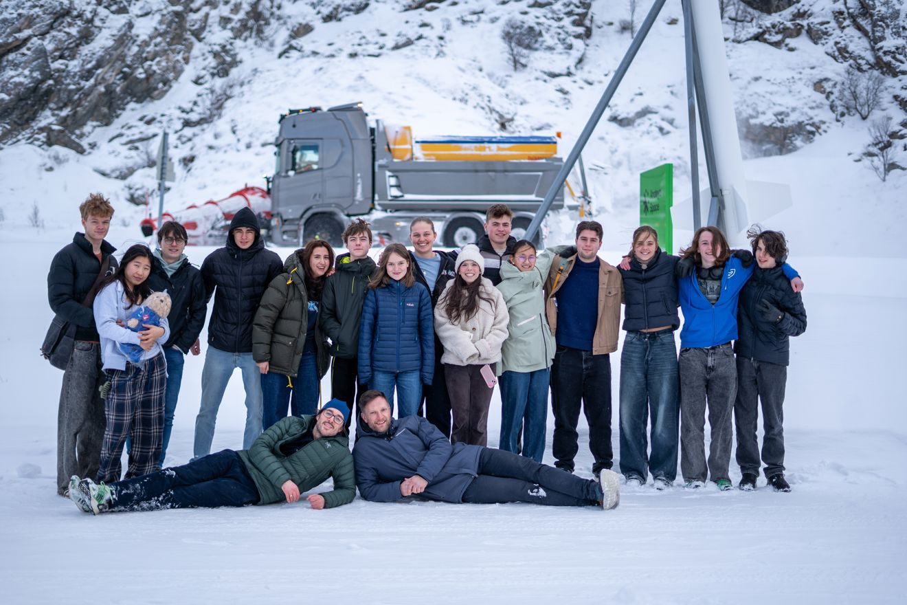 en gruppe mennesker som poserer for et bilde foran et militærkjøretøy en gruppe mennesker som poserer for et bilde foran et militærkjøretøy