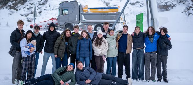 en gruppe mennesker som poserer for et bilde foran et militærkjøretøy en gruppe mennesker som poserer for et bilde foran et militærkjøretøy