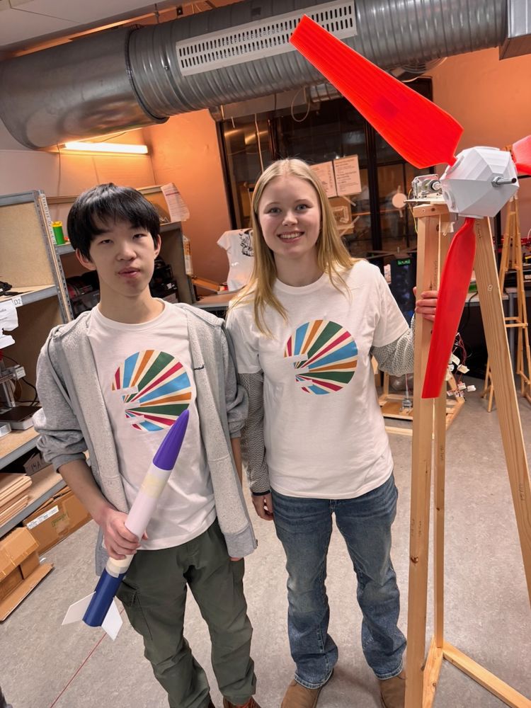 et barn og barn poserer for et bilde