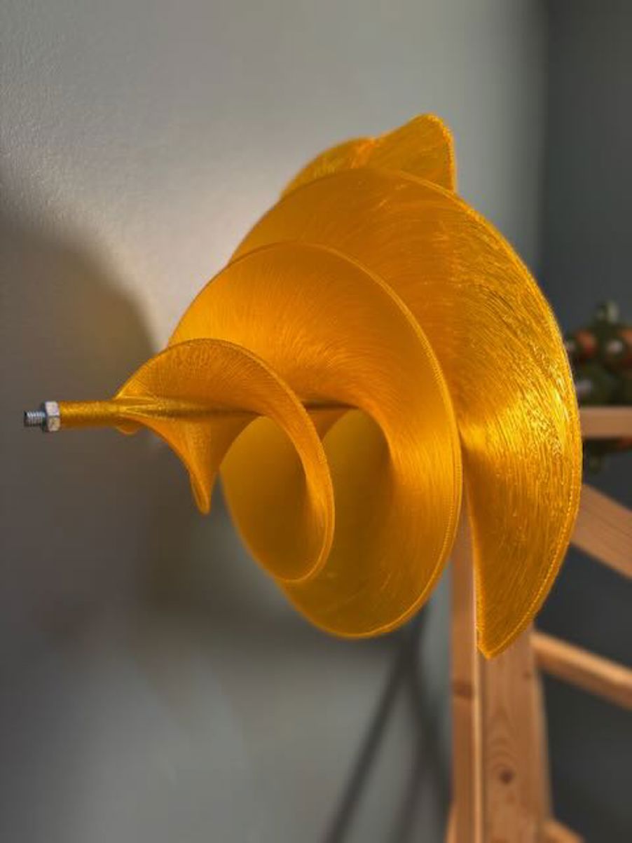 en gul blomst på en pinne