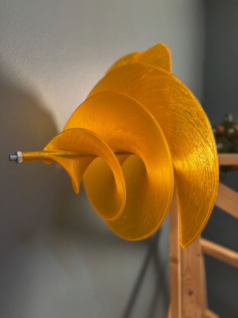 en gul blomst på en pinne