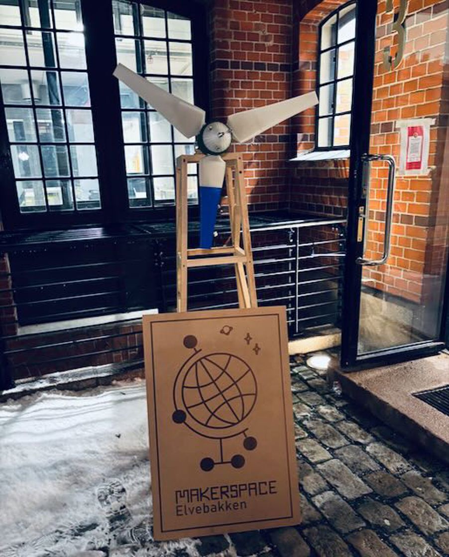 en treskulptur utenfor en bygning