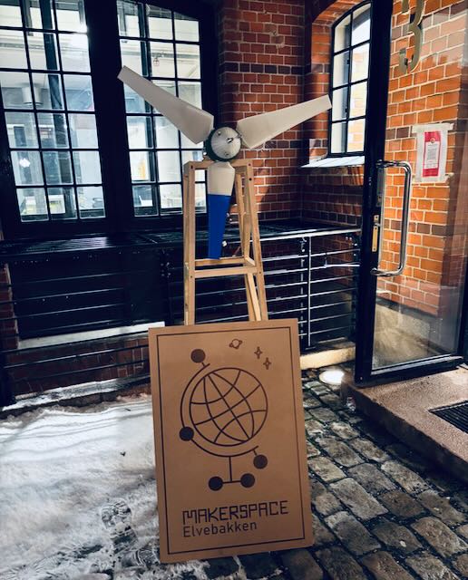 en treskulptur utenfor en bygning