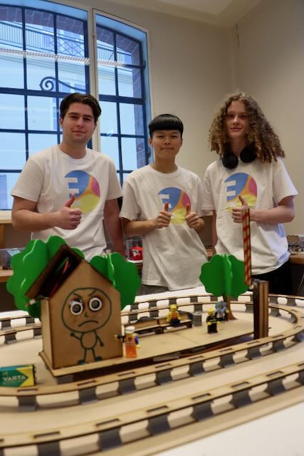 En gruppe mennesker i hvite skjorter