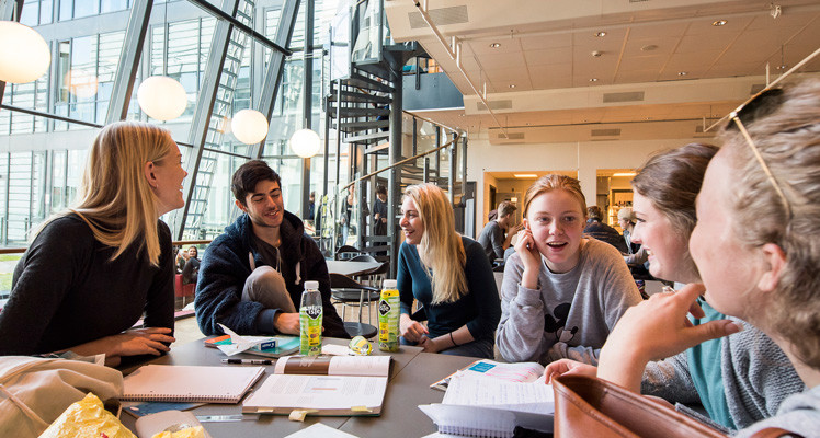 Elever jobber i kantinen Elever jobber i kantinen
