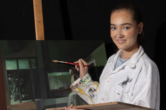 En person som holder et kunstverk