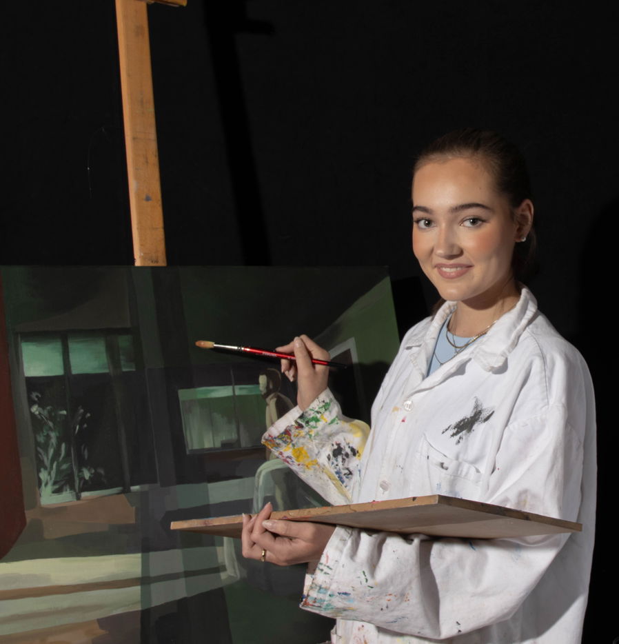 En person som holder et kunstverk