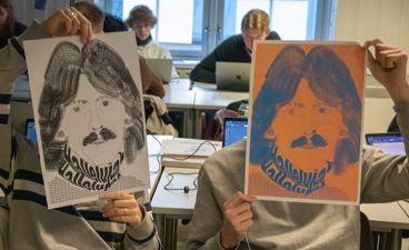 en gruppe mennesker som holder opp tegninger