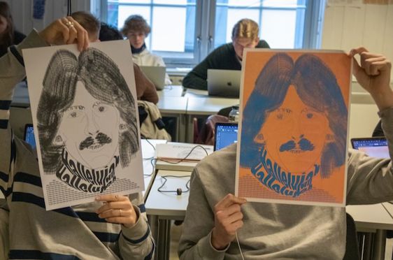 en gruppe mennesker som holder opp tegninger