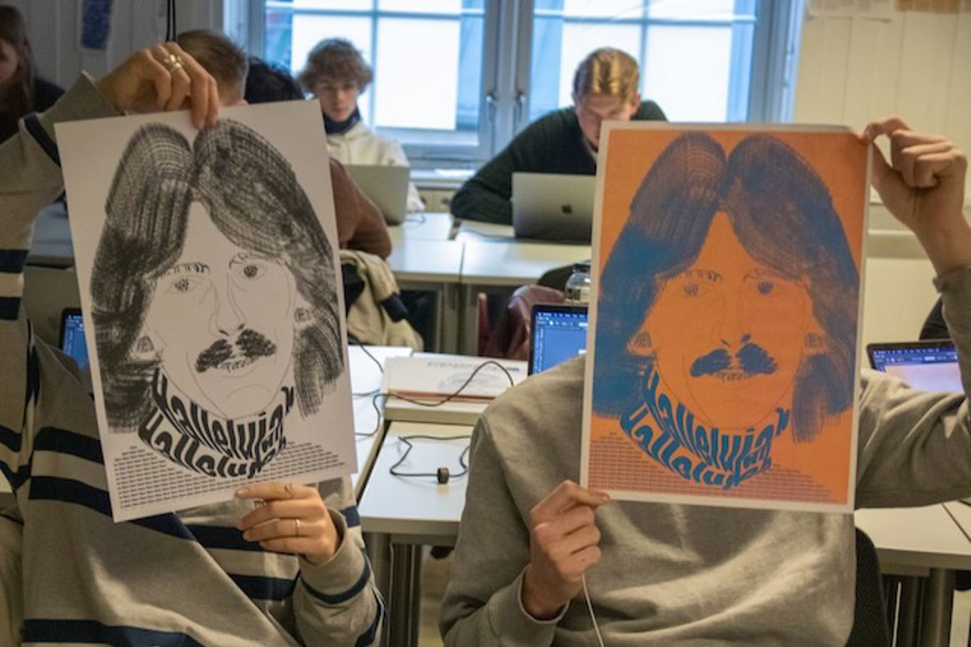 en gruppe mennesker som holder opp tegninger