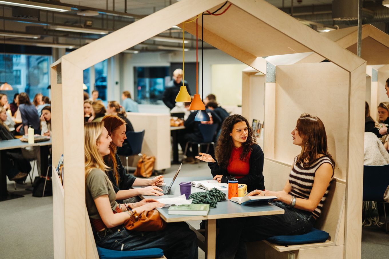 en gruppe mennesker som sitter ved et bord