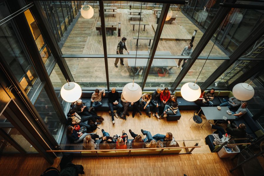 en gruppe mennesker som sitter ved bord