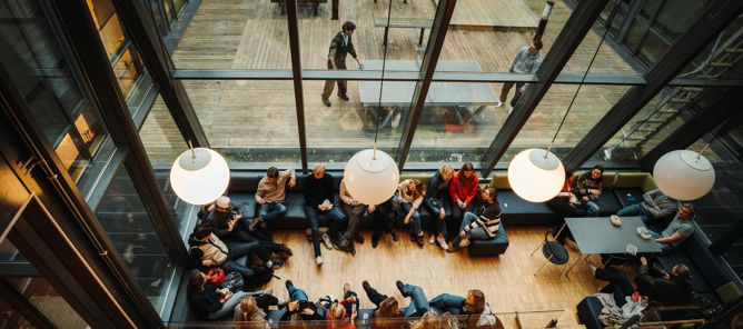 Foto: Sebastian Loraas en gruppe mennesker som sitter ved bord