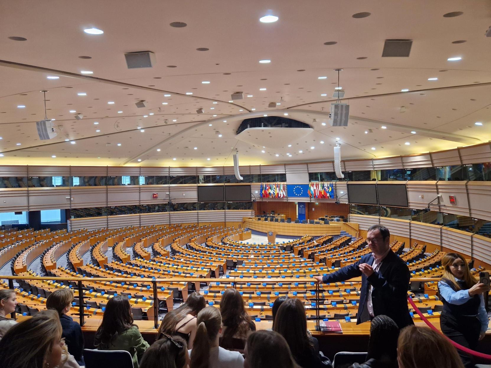 en person som snakker til en folkemengde på et stadion