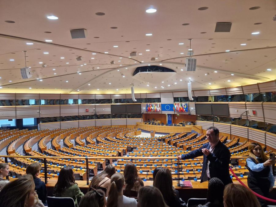 en person som snakker til en folkemengde på et stadion