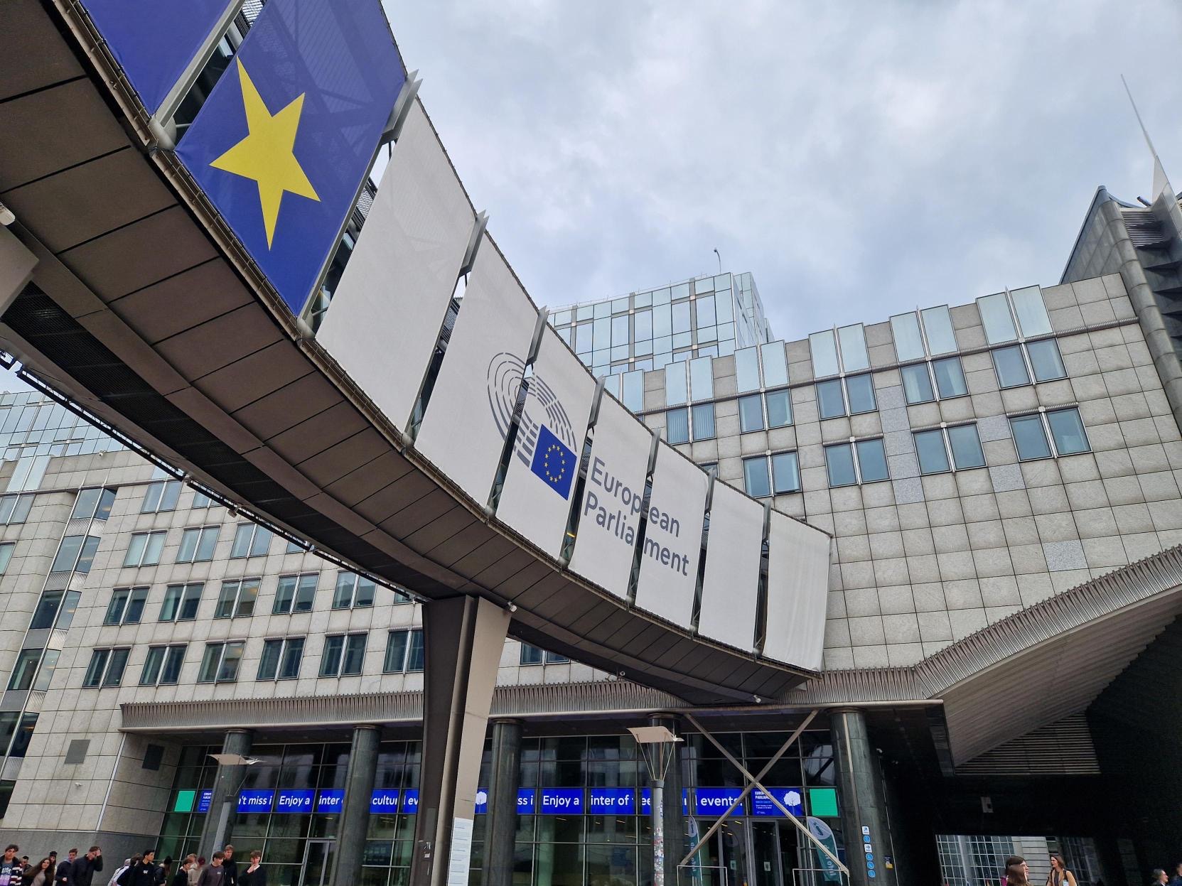 en stor bygning med et skilt på