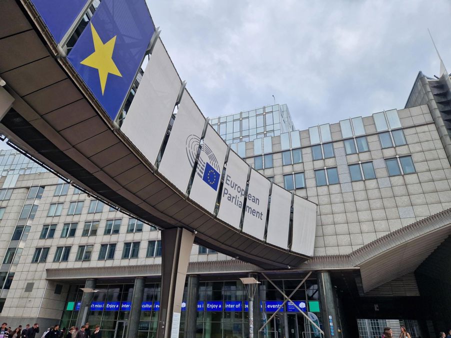 en stor bygning med et skilt på