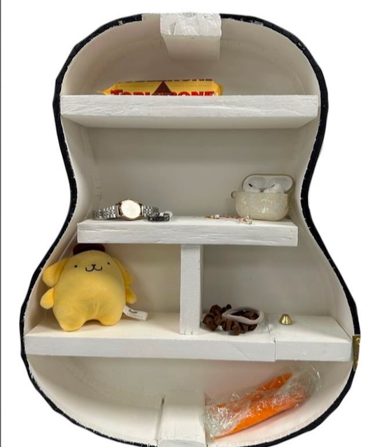 et hvitt kjøleskap med et gult leketøy