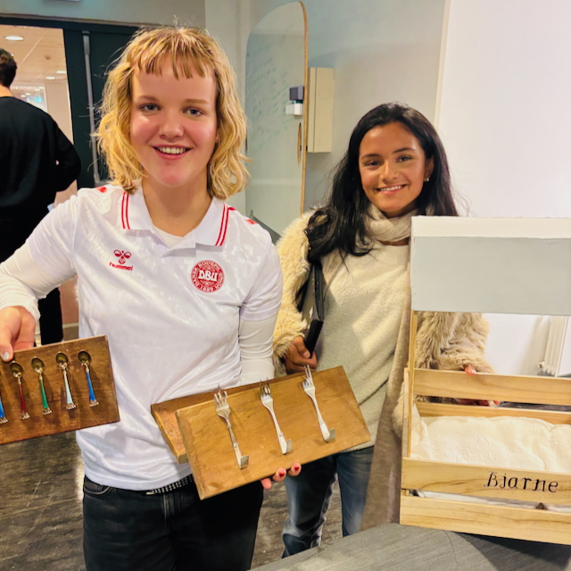 et par barnr som holder kofferter