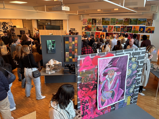 en gruppe personer i et rom