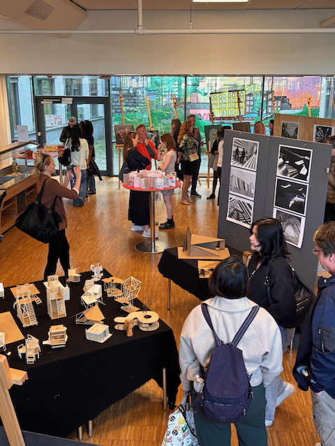 en gruppe mennesker som står rundt et bord med mat på