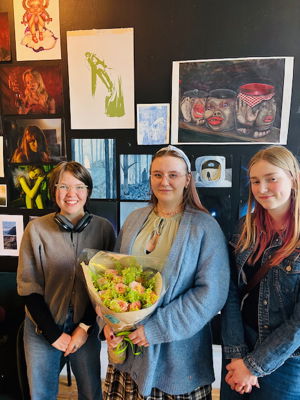 en gruppe barnr som holder en *** med mat