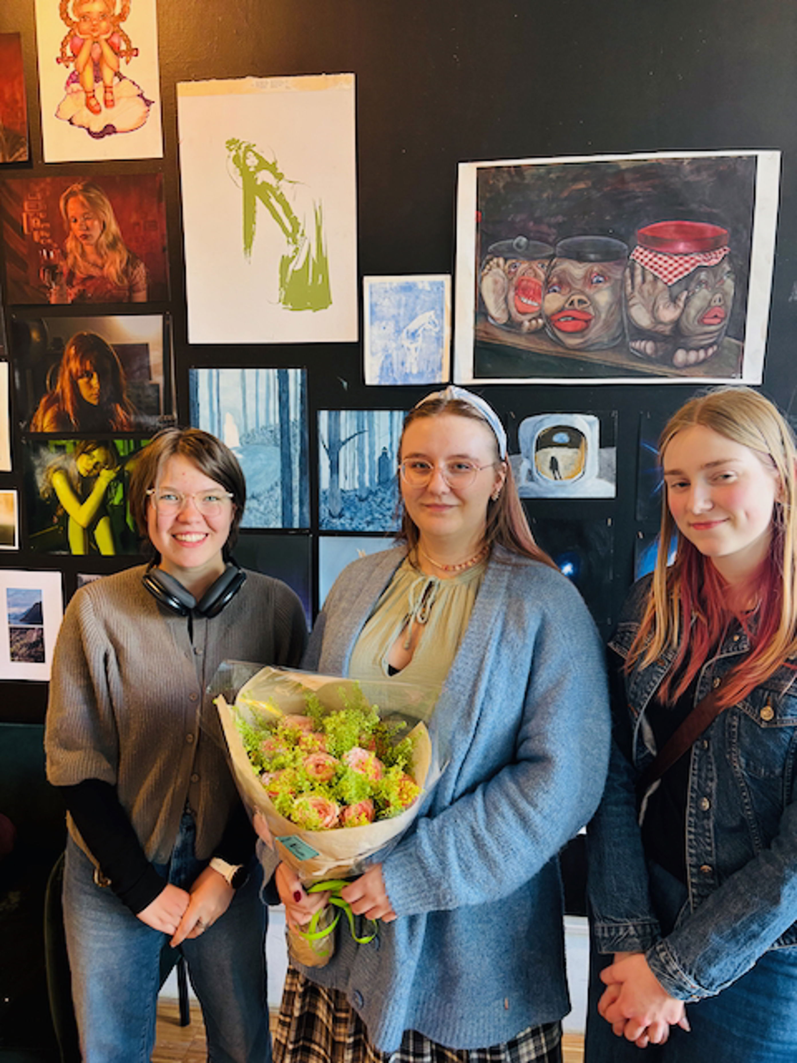 en gruppe barnr som holder en *** med mat en gruppe barnr som holder en *** med mat