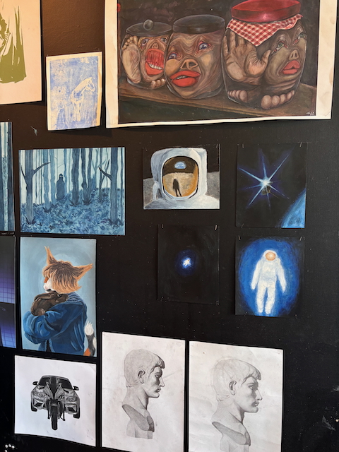 en gruppe tegninger på en svart overflate