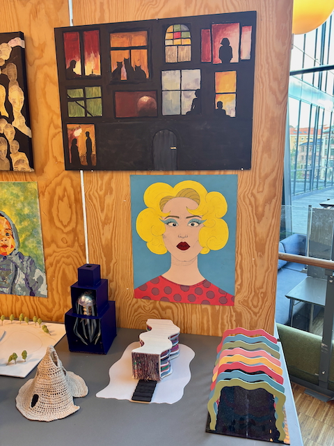 et bord med et maleri på